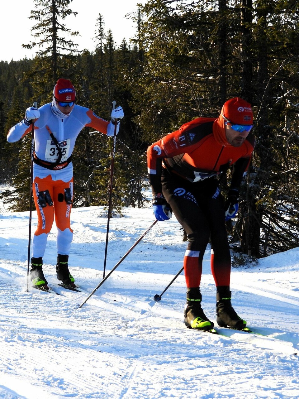 Andreas Nygaard med dagens 6. mann i mål, Henrik Vik Tolo, på bakskiene etter 6 km. (Foto: Stein Arne Negård)
