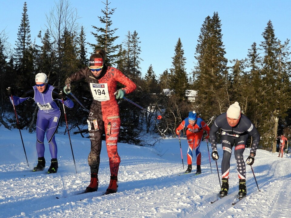 Fanny Marie Møller Endresen (194) i herlig stakedriv med herreselskap etter 25 km. (Foto: Stein Arne Negård)
