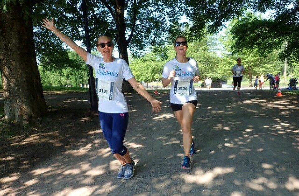 Gledet seg: F.v: Ingrid Schou og Mina Marie Staal Lillelien tok seg tid til å tulle litt med fotografen da de løp «3 for alle» under Oslomila. Foto: Marianne Røhme Oslomila med 3 og 10 kilometer