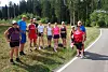 Klassen som startet 3 kilometeren opp Monsterbakken i Cavalese i Val di Fiemme, Dolomittene, Italia, gjør seg klar til start.
