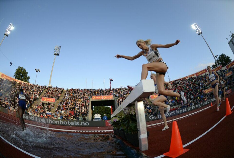 Bilde fra Bislett Games i 2019, den gangen det var publikum på tribunene. Vi får håpe publikum kommer tilbake neste år. Karoline Bjerkeli Grøvdal vil der løpe flatt, ikke hinder som på bildet. (Foto: Bjørn Johannessen) Bislett Games 2019