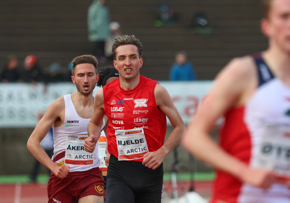 Trygve Mjelde klarte ikke målet sitt om å se 7-tallet på 3000 meter, men han løp jevnt med persen sin: 8:03. Men han klarte akkurat så vidt ikke å holde farten i feltet, og dermed måtte han se det ble en luke som gav vindmotstand.