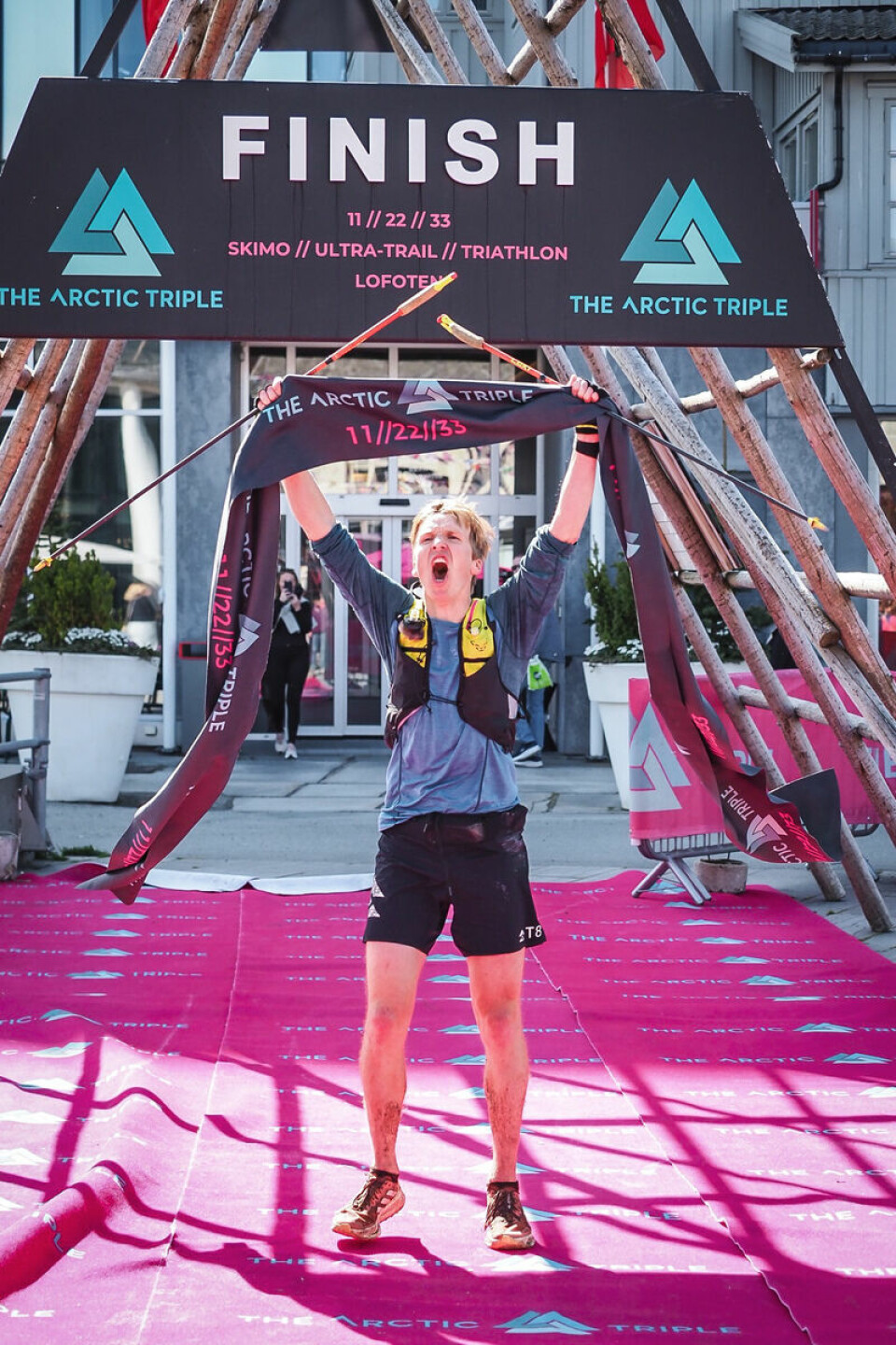 Allan Hovda kunne juble for seieren i 100 miles-løpet. (Foto: Sportograf)
