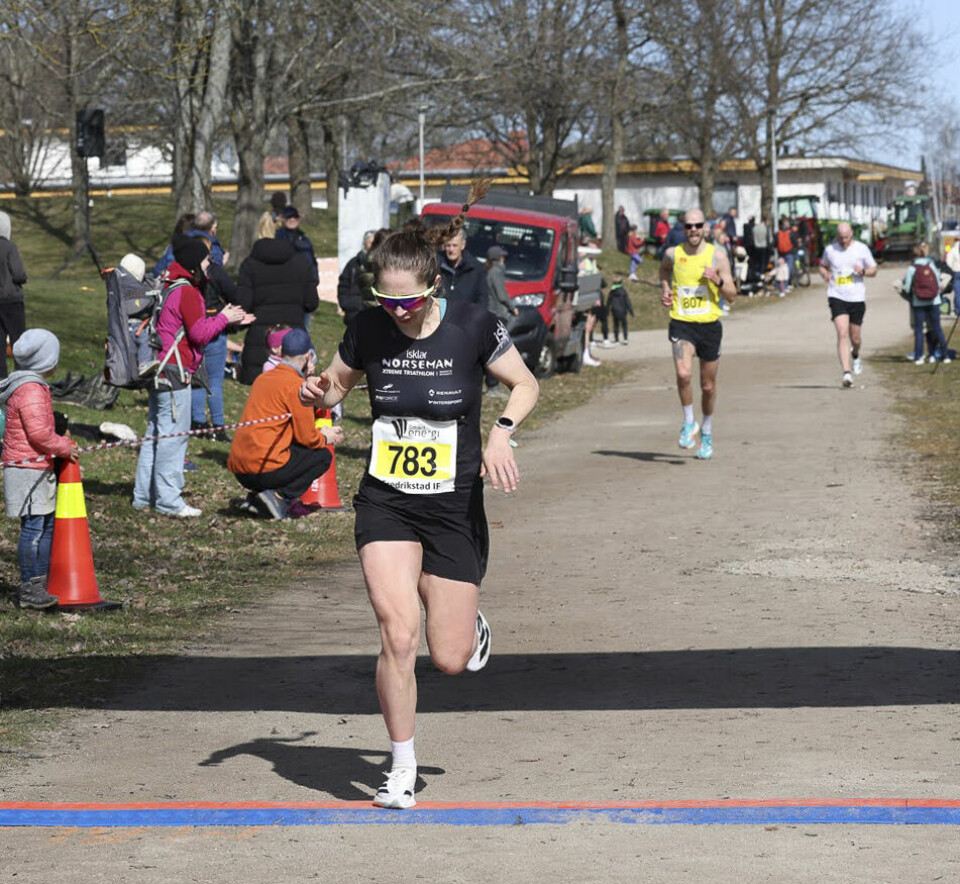 Eline Granne Andresen som er mest kjent som triatlet, løp i mål som klar vinner av halvmaratonløpet. (Foto: Ida Christin Foss)