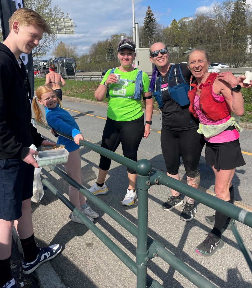 Det var en drikkestasjon ved Kongens Marina ved Frognerkilen hvor de spreke løperne fikk servert heiarop, cola, solo, sjokolade og kjeks. (Foto: Hanne Cathrine Gulbrandsen)