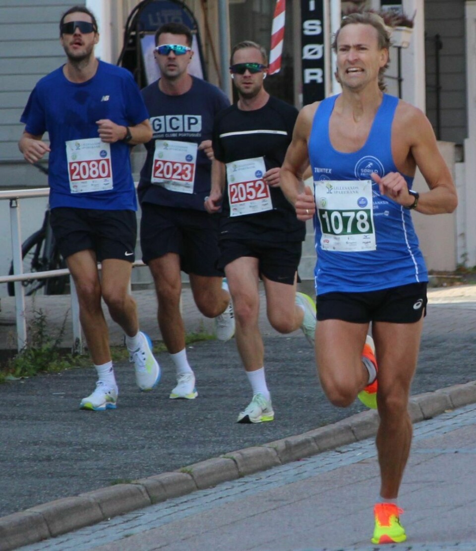 Slutspurt! Stian Flo tæt på mål på 10 km, mens herrerne bagved fortsat har et par omgange.