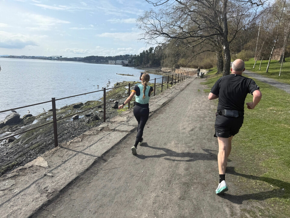 Line Valåmo leder an på Kyststien mot Veritasparken. (Foto: Øyvind Wang)