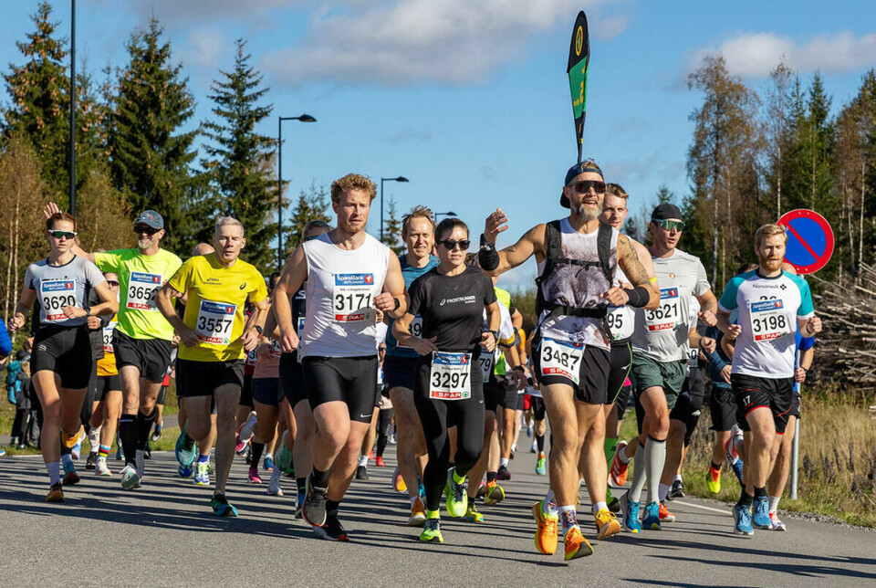 Både fartsholdere og løpere fikk oppleve en finfin høstdag under Norgesløpet på Jessheim. (Foto: Samuel Hafsahl)