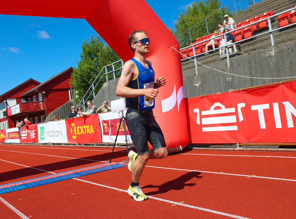 En fjerdeplass på Karl Jonas Tronstad i dag, kanskje en litt sur fjerdeplass. Han har denne sesongen vist at han er blant de beste på de lange distansene: han tok en andreplass i Bergen City Marathon, helmaraton, der han dro opp farten på den første runden slik at det gikk fortere en det Marius Sørli brukte på å vinne halvmaraton.