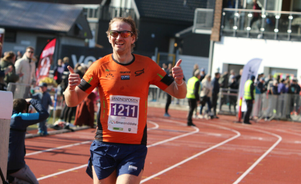 Thomas Asgautsen i mål på 16.19. (Foto: Einar Søndeland)