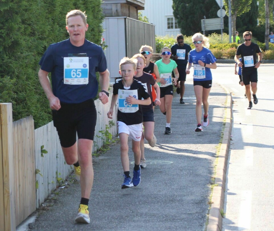 Torstein Kaddan, Bjelland IL trækker en større gruppe børn på 5 km