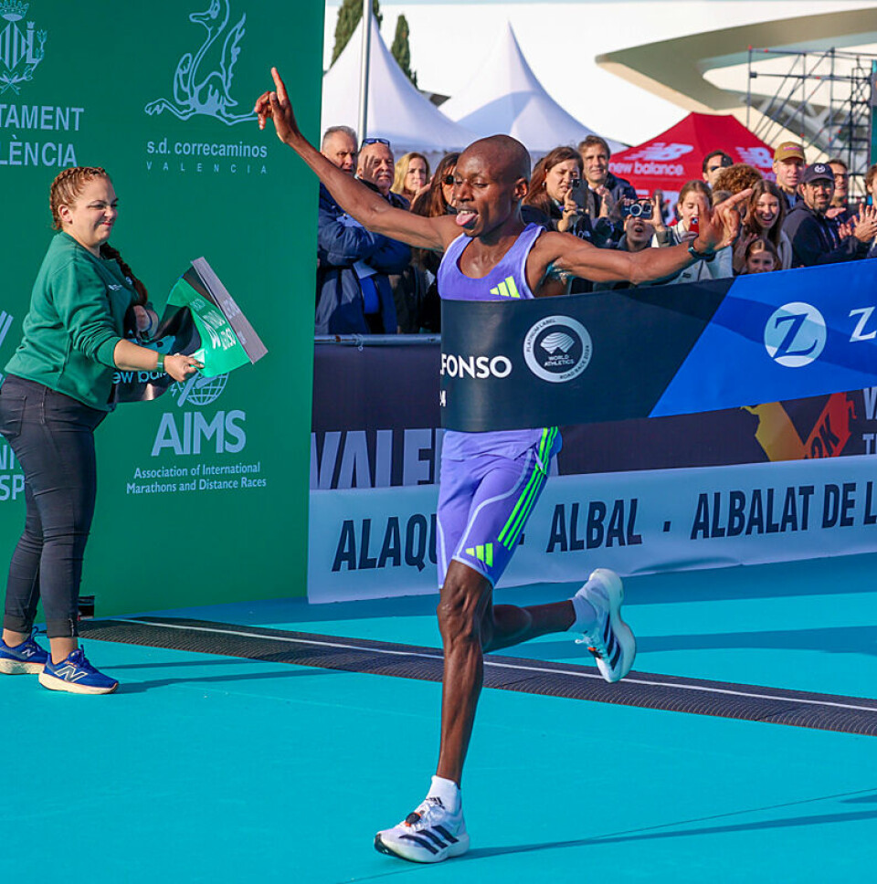 Sebastian Sawe gjør en sterk prestasjon i sin maratondebut når han vinner Valencia Marathon, 2.02.05 er årsbeste i verden.
