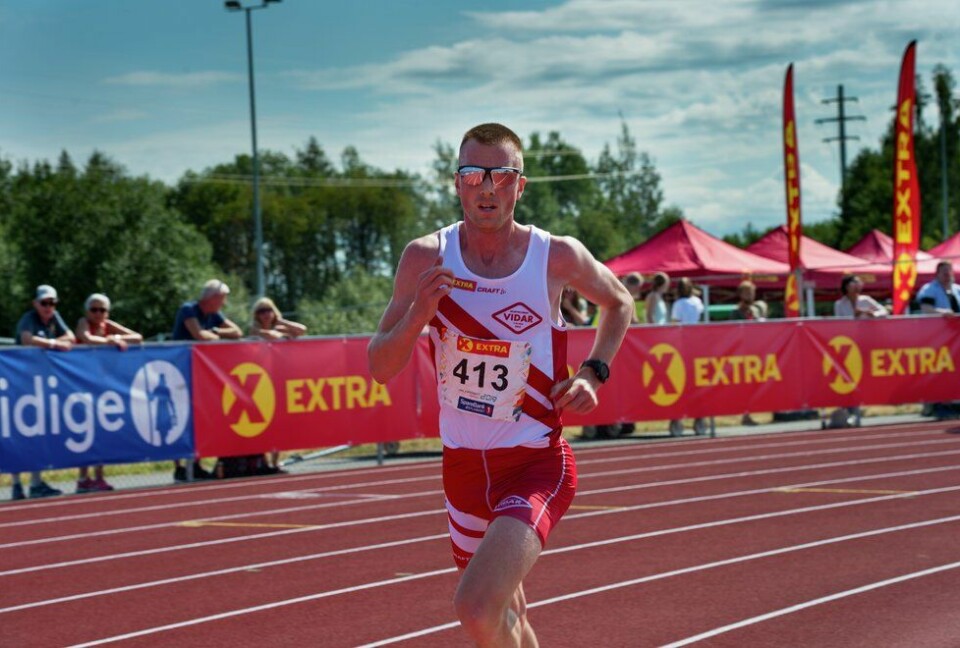 Sondre Nordstad Moen i SK Vidar-drakt under NM Friidrett 2019, nå blir det ny drakt fra 2021. (Foto: Samuel Hafsahl) NM Friidrett 2019 - 10000m - Sondre Nordstad Moen
