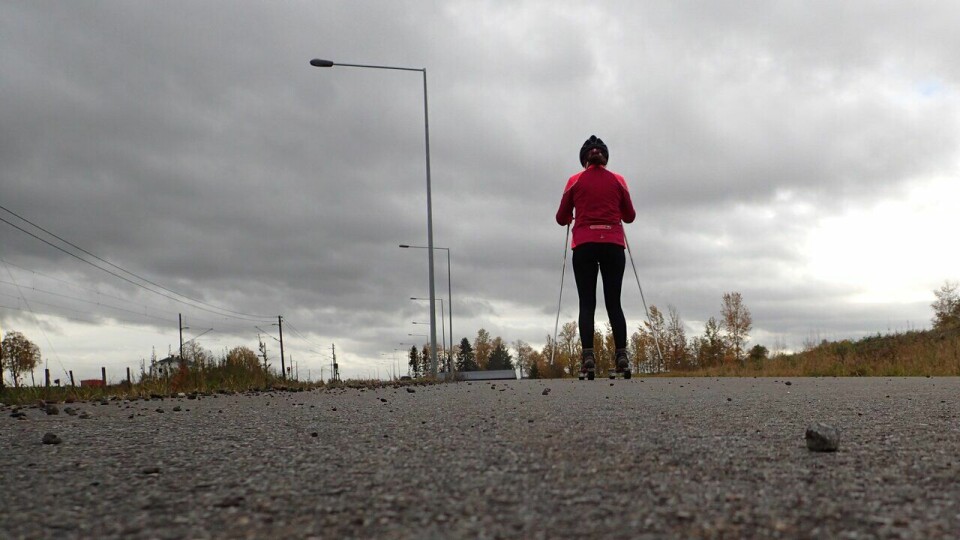 Stein i veibanen kan føre til alvorlige ulykker for de som ferdes på rulleski eller rollerblades. (Foto: Marianne Røhme) På rulleski med stein i veibanen