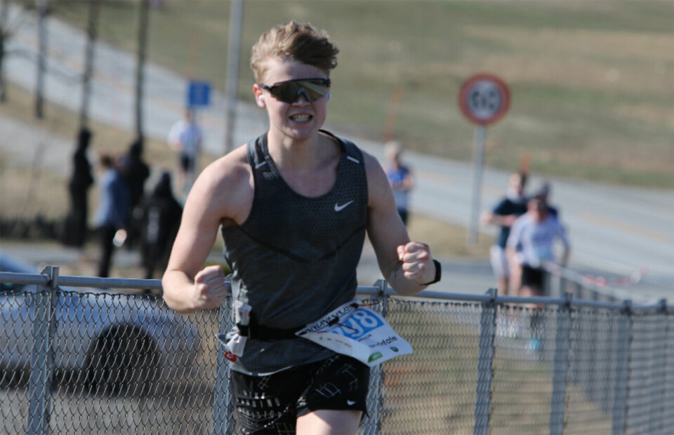 Unge Vegard Rotseth fra Bryne jempet seg gjennom vindkastene og ble best blant 12 unge som fullførte halvmaraton. (Foto: Einar Søndeland)