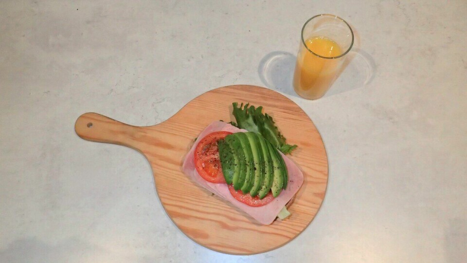 Sunn mat: En kommer langt med vanlig kosthold ifølge artikkelforfatterne. (Illustrasjonsfoto: Marianne Røhme / Kondis ) Frokost med ristet brød med skinke, salat, tomat og avokado. Drikke: Appelsinjuice