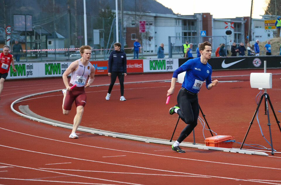 Herman Ellingsen klarer å holde Sivert Sellevold bak seg på den korte avslutningsetappen inne på stadion.