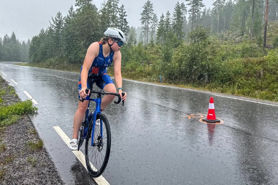 Regnet skapte krevende forhold på sykkeletappen. (Foto: Madeleine Berg)