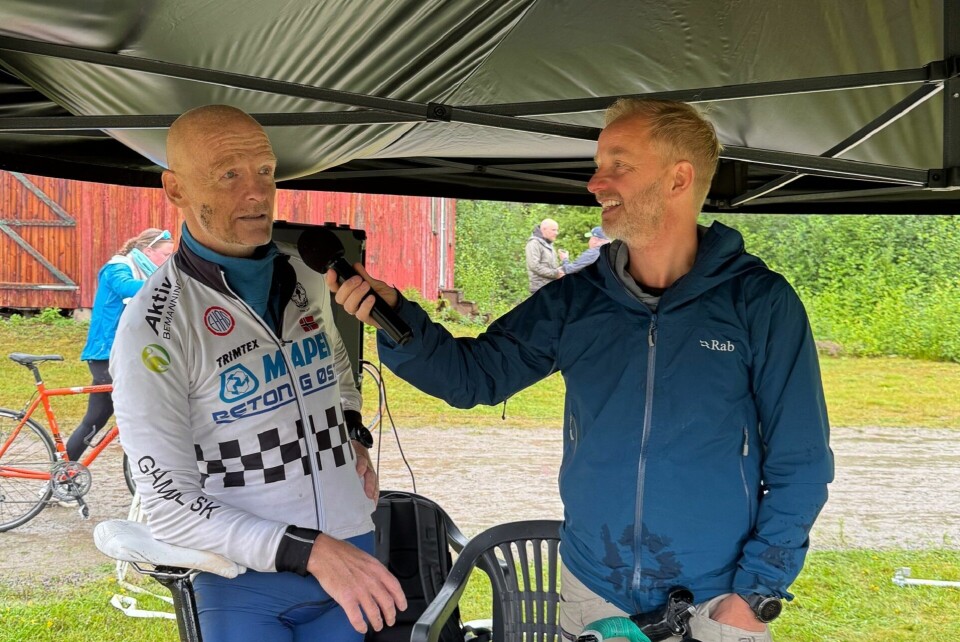 Rolf M. Bakken (ikke artikkelforfatteren) fra Glåmdal Sykkelklubb er den eneste som deltatt alle ti gangene Finnskogen Triathlon har blitt arrangert. Her intervjues han av speaker Ole Petter Vibekken etter løpet. (Foto: Madeleine Berg)
