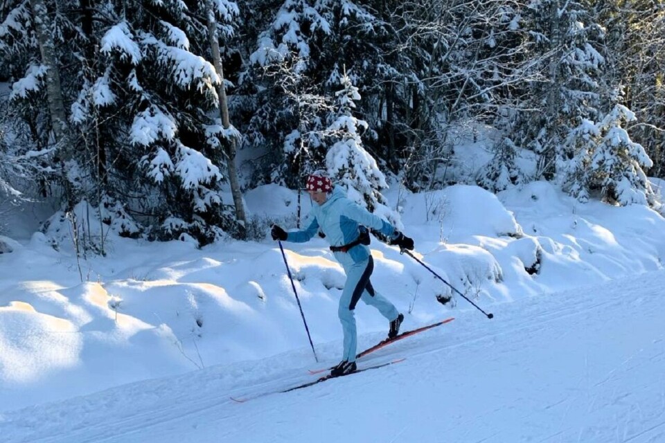 Lena (56) pusher 200 km på ski i desember for å bli skadefri