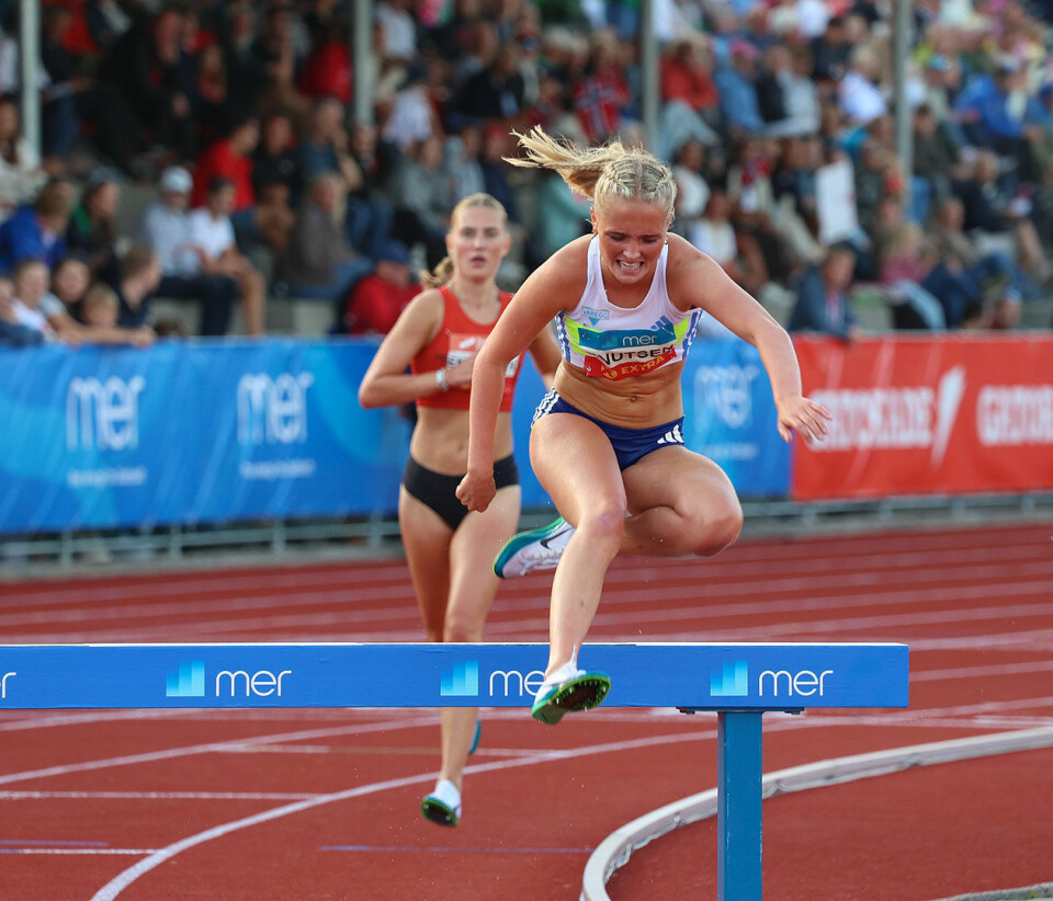 Thea Charlotte Knutsen i godt svev over hinderet.