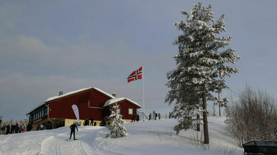 Spurtbakken opp mot målstreken og flagget som alltid er heist i Søre Osen på renndagen. (Foto: Rolf Bakken)