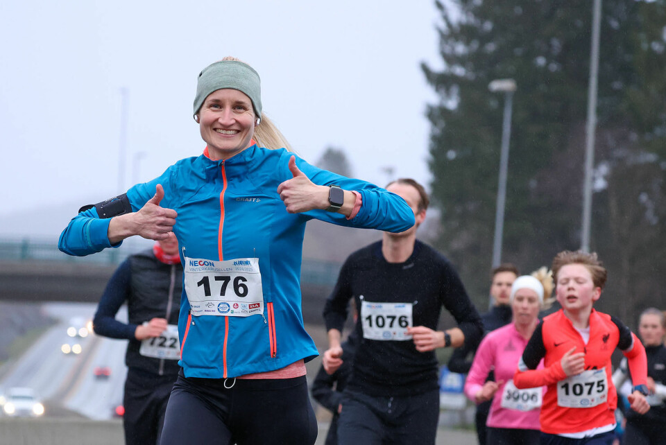 Marita Hårklau er en av dem som viser sin løpsglede oppover langs Flyplassveien.