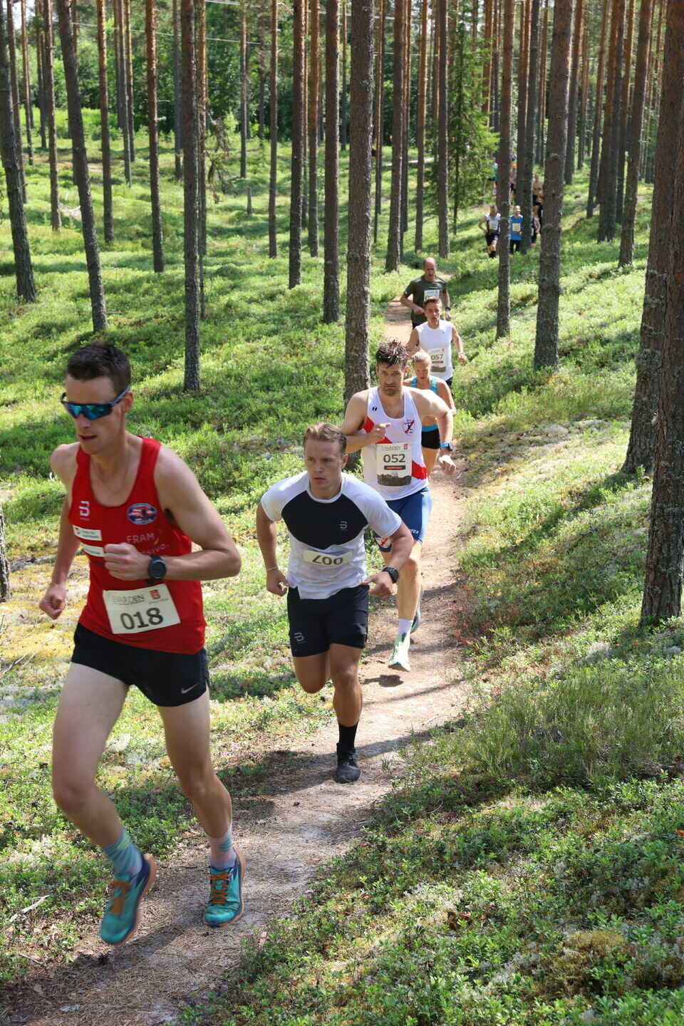 De seks beste har skilt seg ut fra start: Magnus Torp Antonsen, Jonas Galåen, Johan Leistad, Monika Kørra, Ole Jørgen Rølsåsen og Geir Marius Larsen. (Foto: Risberget Turforening)