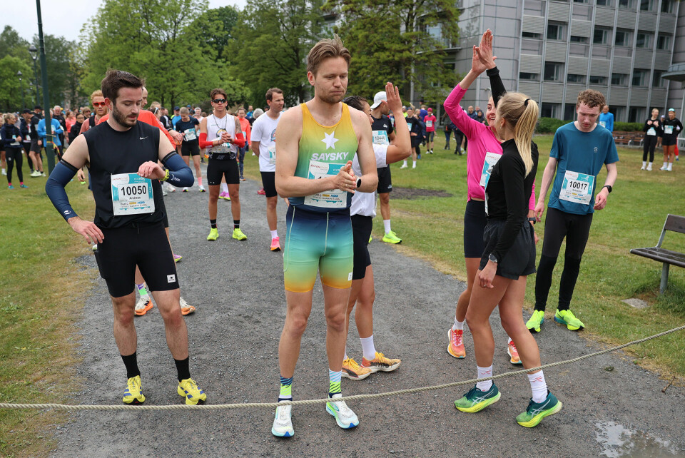 Noen high fives rett før starten gikk på Sollerudstranda. (Foto: Tom-Arild Hansen)