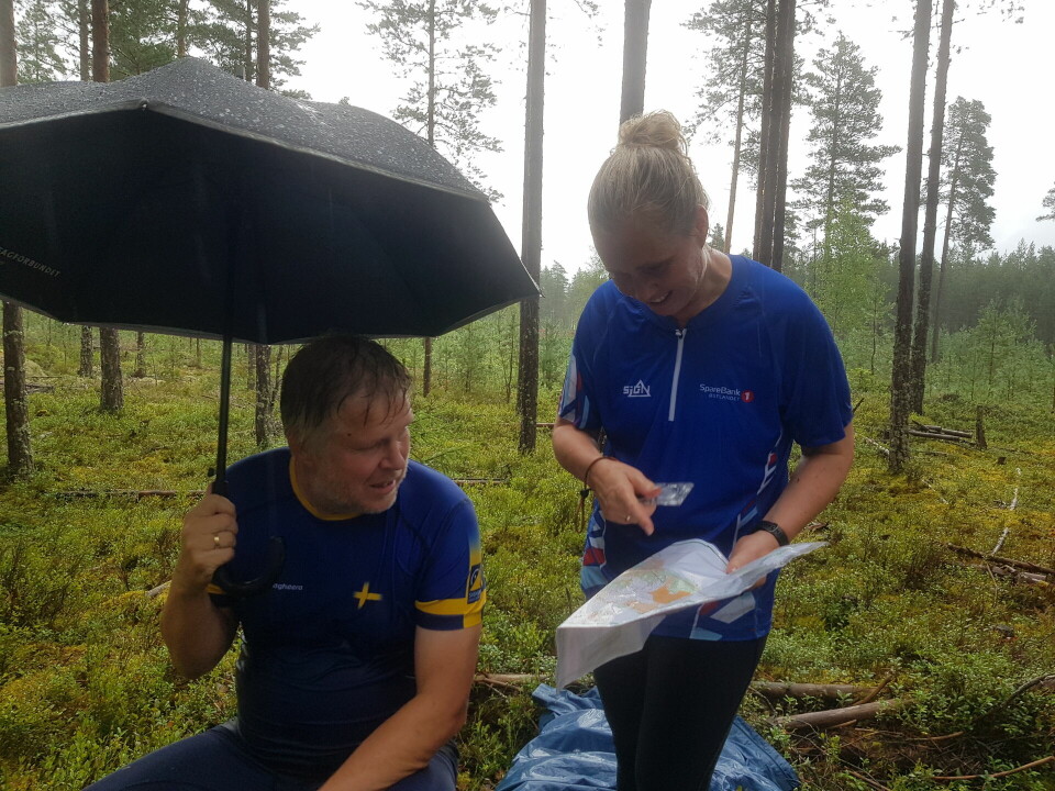 Jan Åsmund Sætaberget og Elianne Haneberg diskuterer løype og kart.