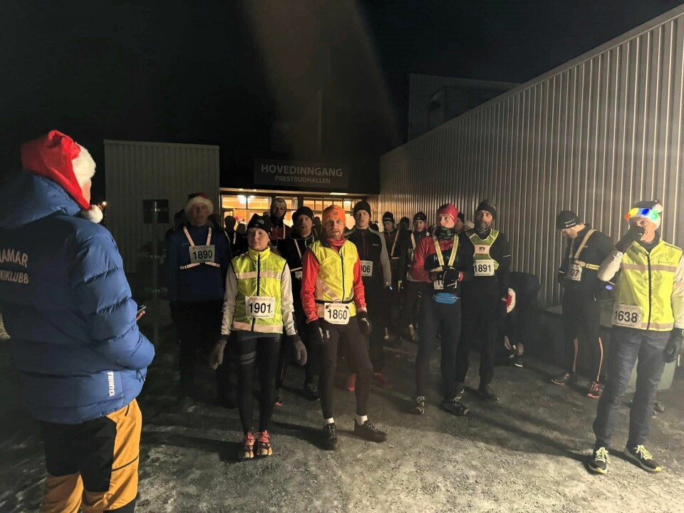 Pål-Erik Langøigjelten med kveldens formaninger før start. (Foto: Arrangøren)