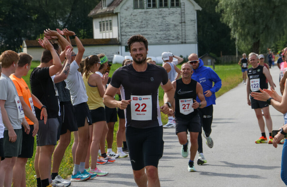Det som ble nummer 2 og 3 på maraton for velfortjent bølge av halvmaratonløperne. 210A3054.jpg