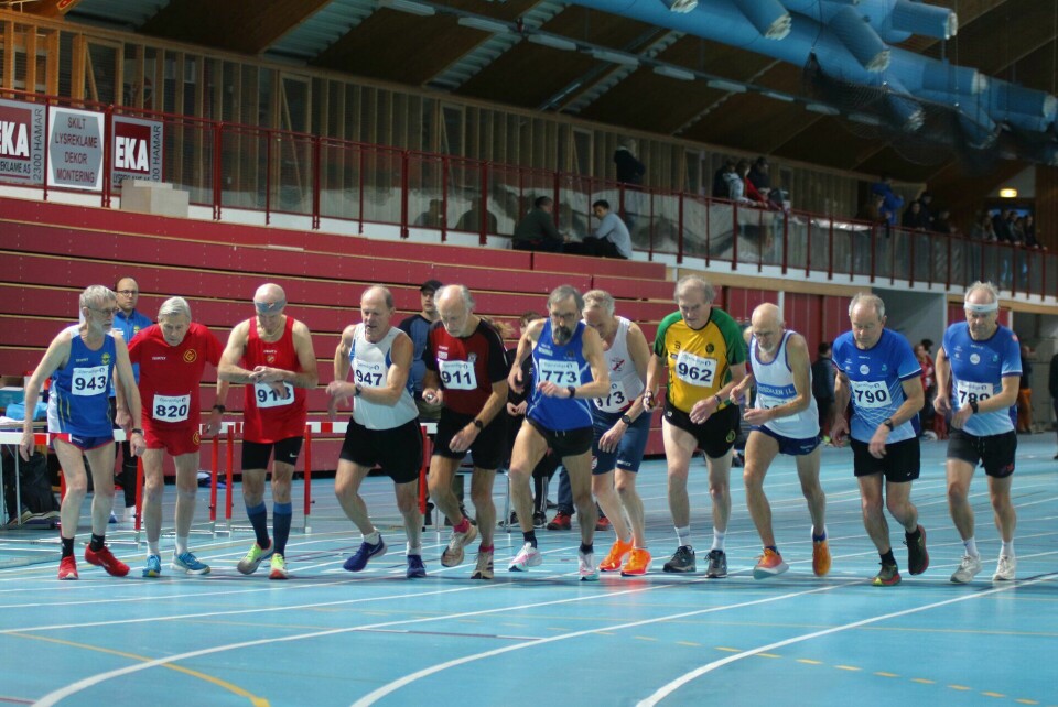 Fra starten på 3000 m i de eldste herreklassene i fjorårets mesterskap i Stangehallen. (Foto: Rolf Bakken) NM innendørs for veteran 2023 - Start MV 65-69 -MV 70-74 - MV 75-79 - MV 80-84
