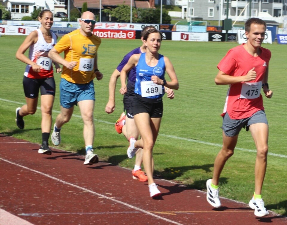 To kvinder kom under 20 minutter. Solveig Steinsland (48), Kristiansand løpeklubb vandt hårfint med tiden 19:09,3 foran Tonje Helle Flo (489) Sørild FIK, som fik 19:09,9. Foran ses Jan Theo Arntzen, Kristiansand løpeklubb, som udgik. Bag Tonje ses Jan Kenneth Stavenes, Kristiansand løpeklubb, som kom i mål 1 sekund foran Solveig og Tonje. Paul Ystad (484) i gult kom også under 20 minutter med 19:29,5.