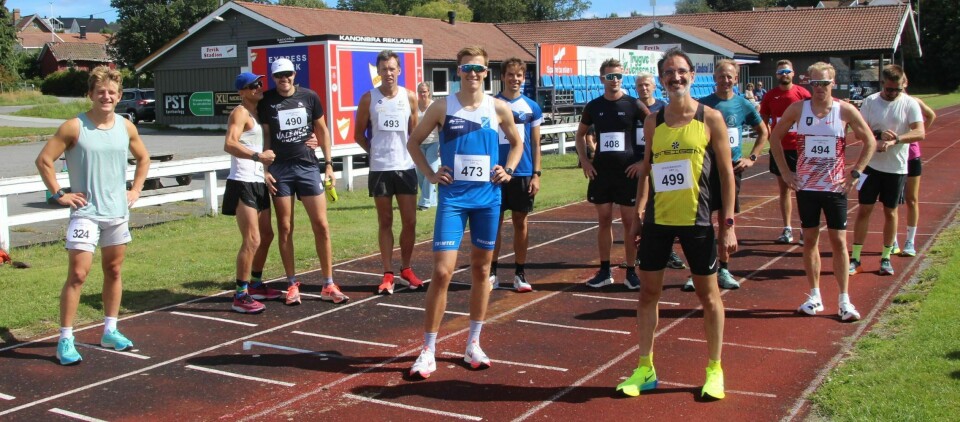 14 stk. 10.000m-løbere parat til start.