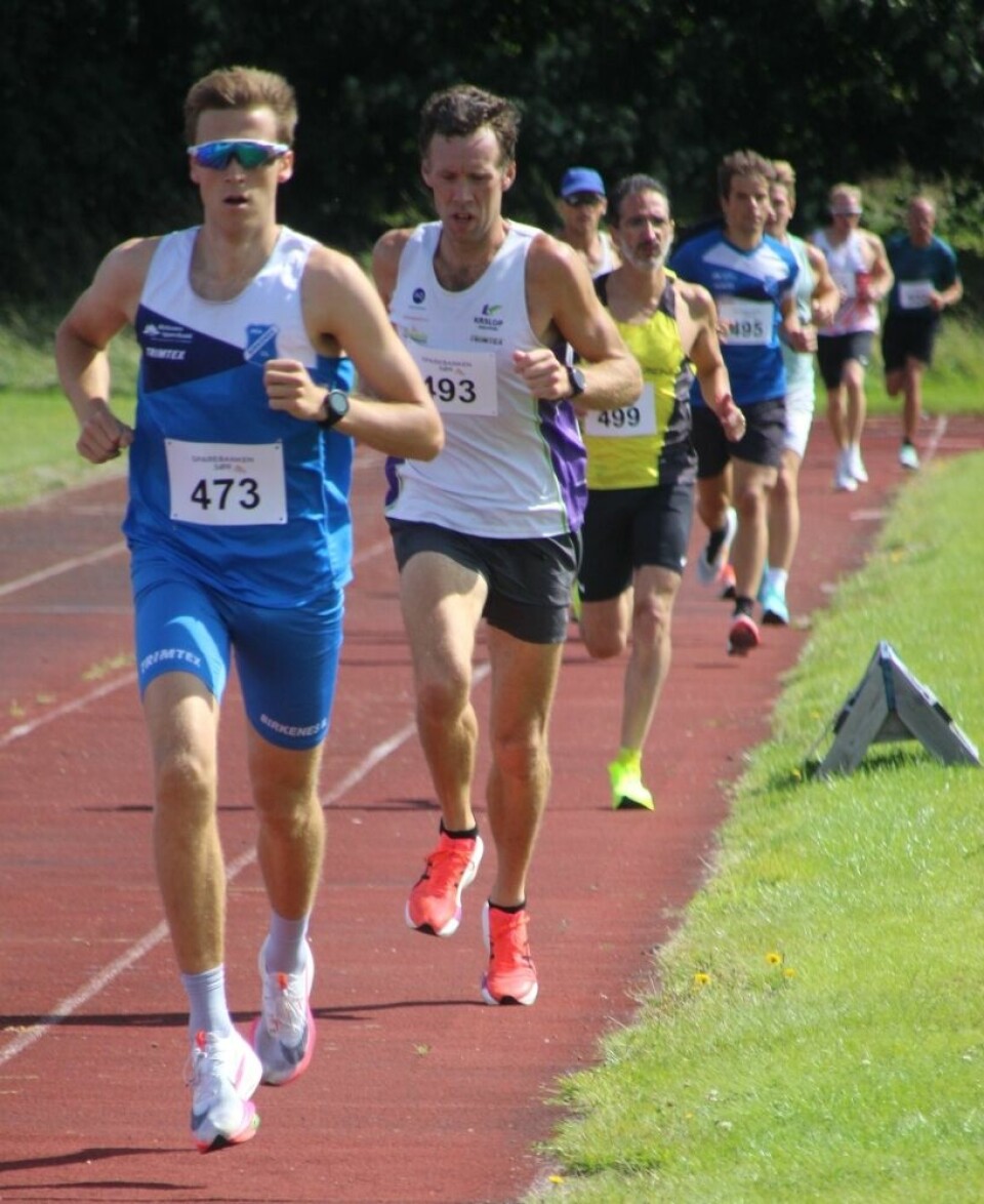 De første tre løbere i mål fandt deres pladser helt fra starten. Forrest ses Per Anders Dugstad Birkenes IL, som vandt i tiden 32:50,6. Nr. 2 i tiden 35:57,1 blev Kristoffer Pettersen, Flekkerøy løpeklubb, mens Filippo Sanfilippo i gult blev treer i 36:26,8.
