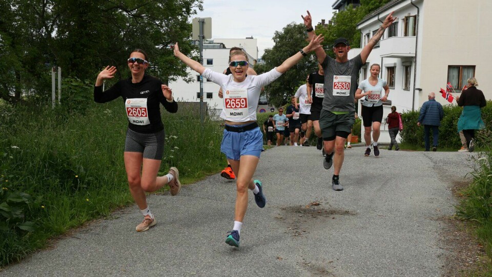 Glad gjeng: f.v: Isabelle Jacqueline Grandahl, Tonje Birkelid og Pawel Dolinski løp halvmaraton under Ålesund Maraton 2024. (Foto: Marianne Røhme) Glad gjeng: f.v: Isabelle Jacqueline Grandahl, Tonje Birkelid og Pawel Dolinski løp halvmaraton under Ålesund Maraton 2024