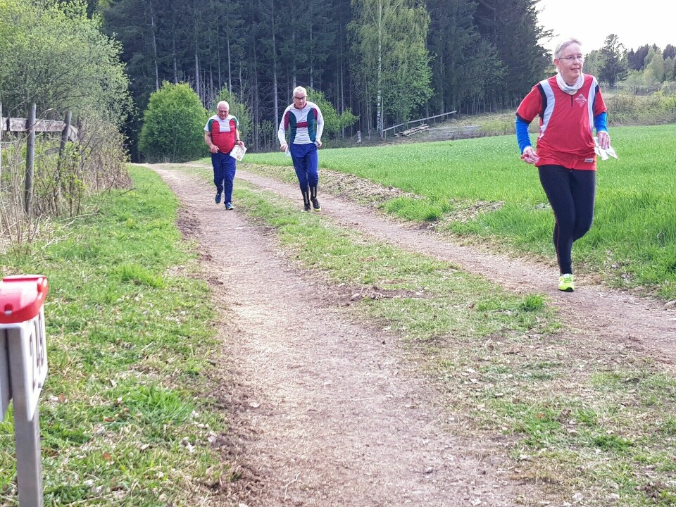 Løpere jevnt og trutt mot mål.