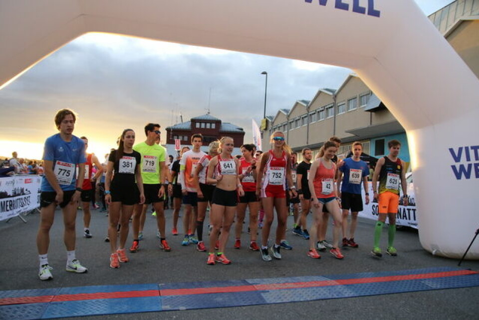Med solnedgang i ryggen startet Sommernattsløpet. Foto: Heming Leira Kondis/Heming Leira