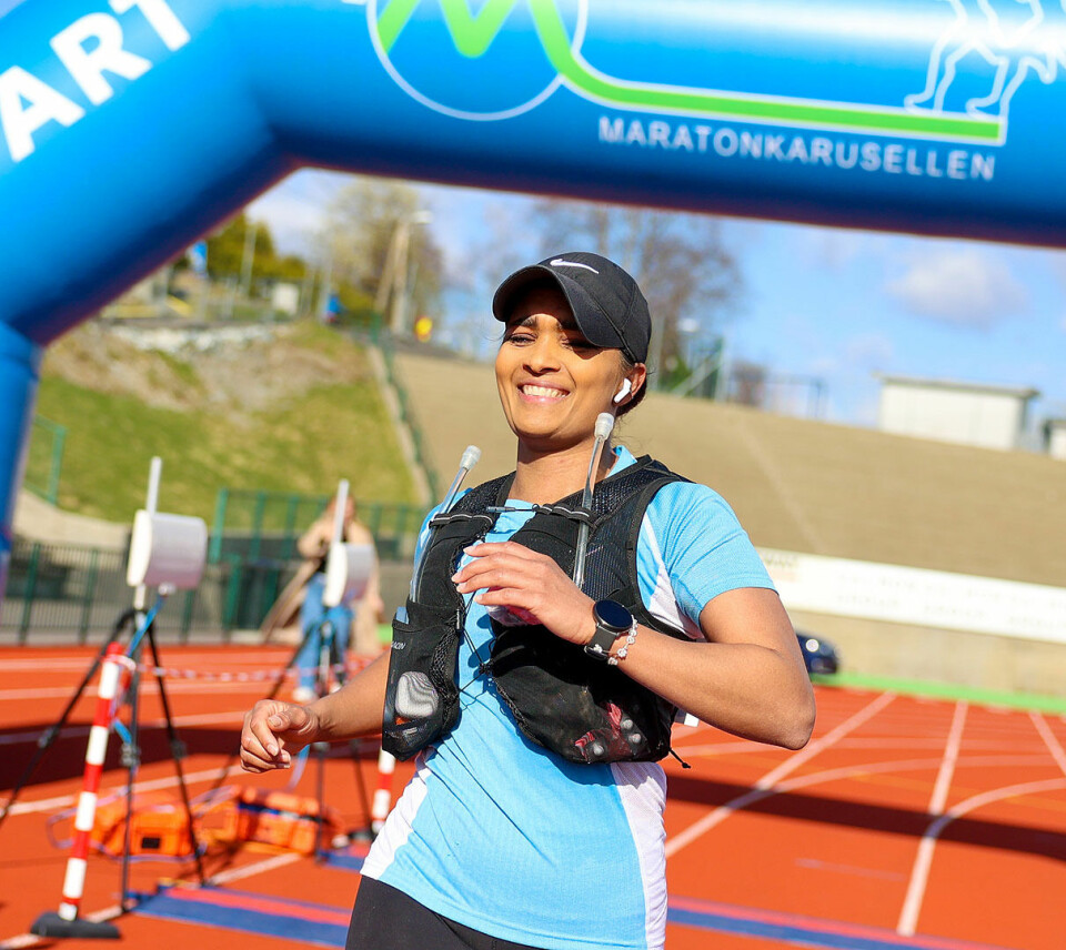 Mai Nguyen-Ones går i mål på sitt aller første ultraløp. Det gir henne en tredjeplass på 63 km.