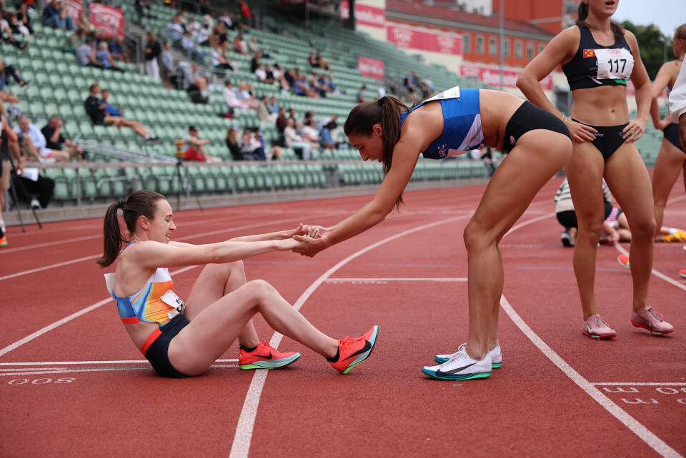 Laura Muir hjelpes opp av Gina Mcnamara. (Foto: Tom-Arild Hansen)