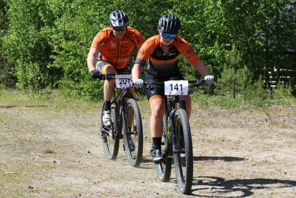 Vilde Brønstad, CK Toten mot mål med Roar Hagen, Trysil SK på bakhjulet.