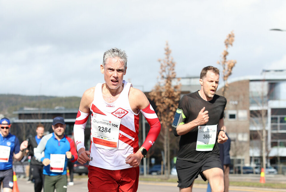 Etter en lang vinter kunne Tim Bennett og mange andre løpeglade både kle seg og løpe lett i Drammens gater 7. april. (Foto: Samuel Hafsahl) Tim Bennett