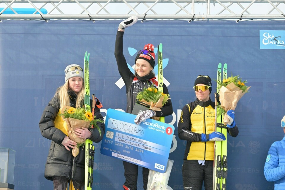 Stina Nilsson (midten) tok sin tredje strake seier. Emilie Fleten til venstre ble nummer to, og Anikken Gjerde Alnæs, til høyre, ble nummer tre. (Foto: Reichert/NordicFocus)