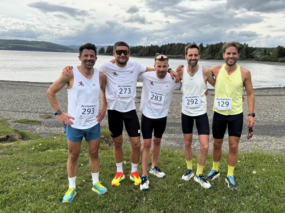 Gjengen fra Breaking Marathon Limits her sammen med Ola “Hoka” Korbøl (til høyre) var fornøyde med Hamarkarusellen som oppvarming til show (fra venstre): Nils Ingar Aadne, Andreas Grøgaard, Kristian Ulriksen og Sindre Buraas. (Foto: Hilde Hagevik Odde)
