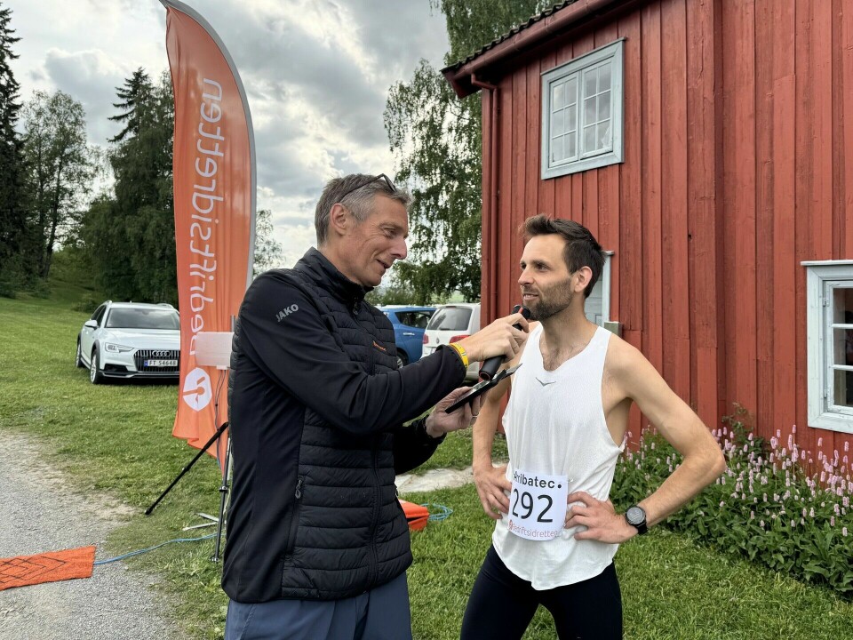 Pål-Erik Langøigjelten er en av karusellens trofaste tidtakere, men også intervjuer og DJ. (Foto: Hilde Hagevik Odde)