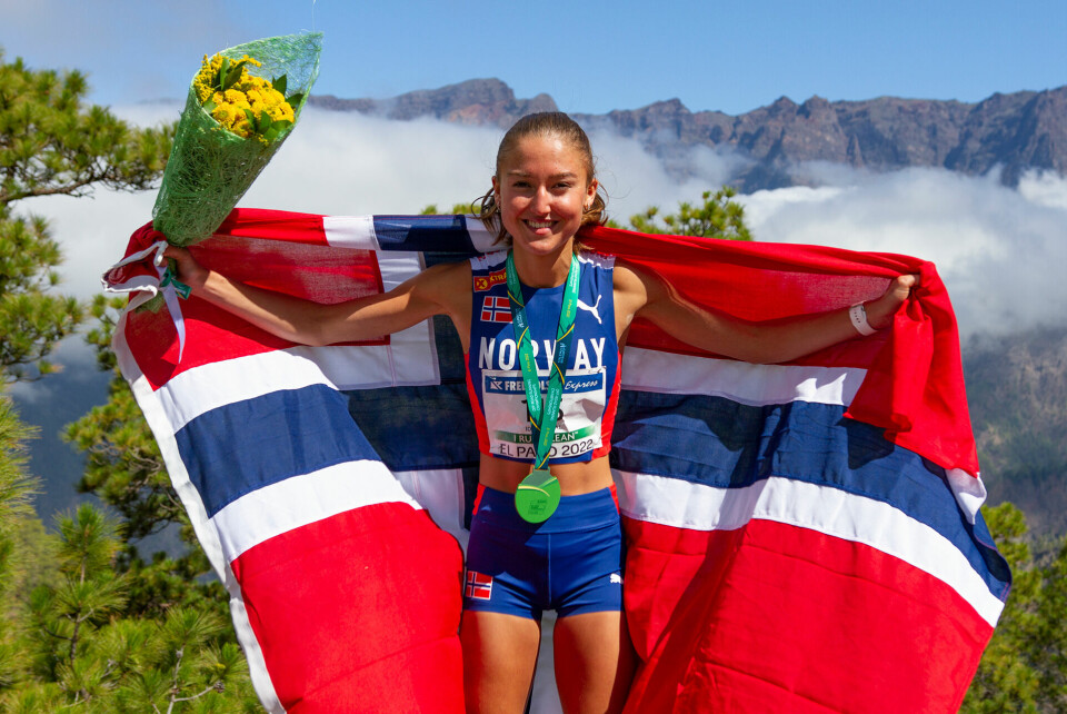Suksess i U20-EM i fjelløp: Ida Waldal smiler bredt etter å ha sikret sitt andre EM-gull på tre dager på La Palma i 2022. (Foto: Daniel Kvalvik)
