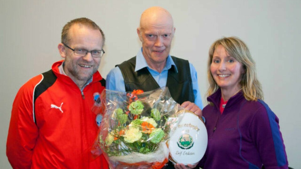 F.v.: Inge Asbjørn Haugen i 100-klubben, Leif Eriksen og tidligere leder i Hitra Friidrettsklubb Bente Arntsberg. (Foto: Privat) F.v.: Inge Asbjørn Haugen , Leif Eriksen og tidligere leder i Hitra Friidrettsklubb Bente Arntsberg.