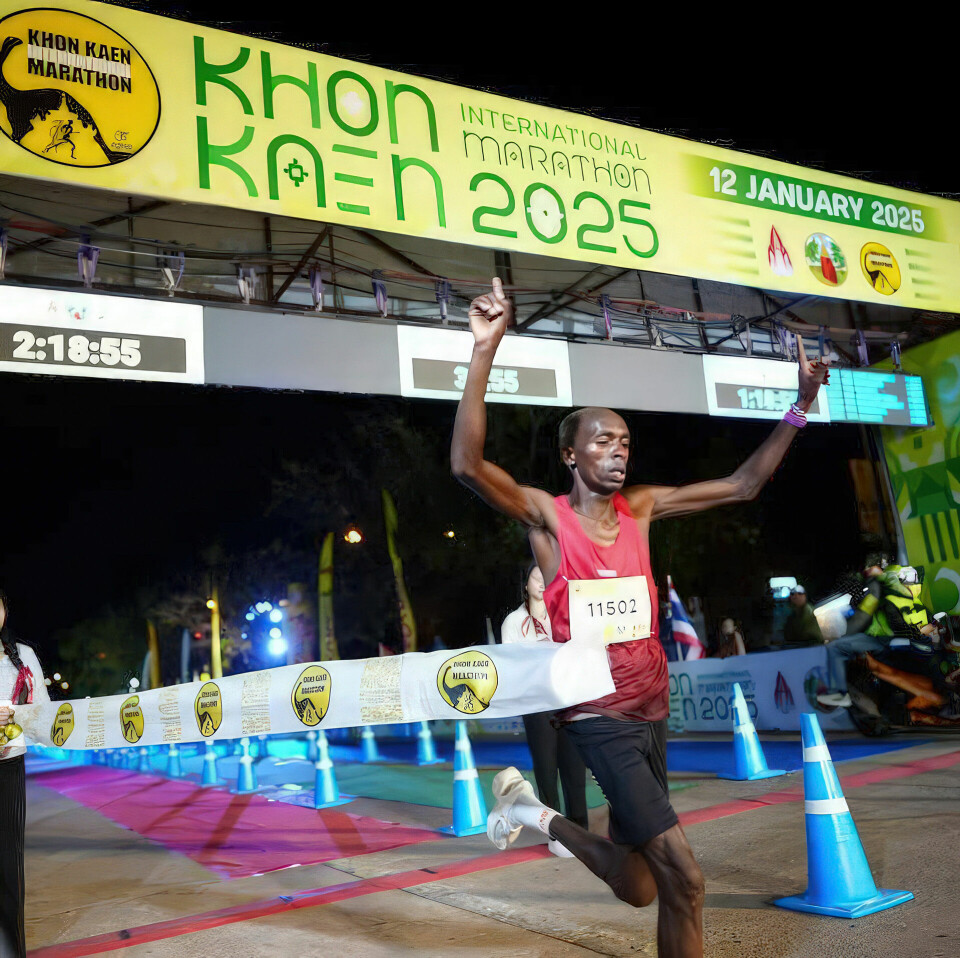 Kiplimo vinner med sine sandaler. (Foto: VING / ving.run)
