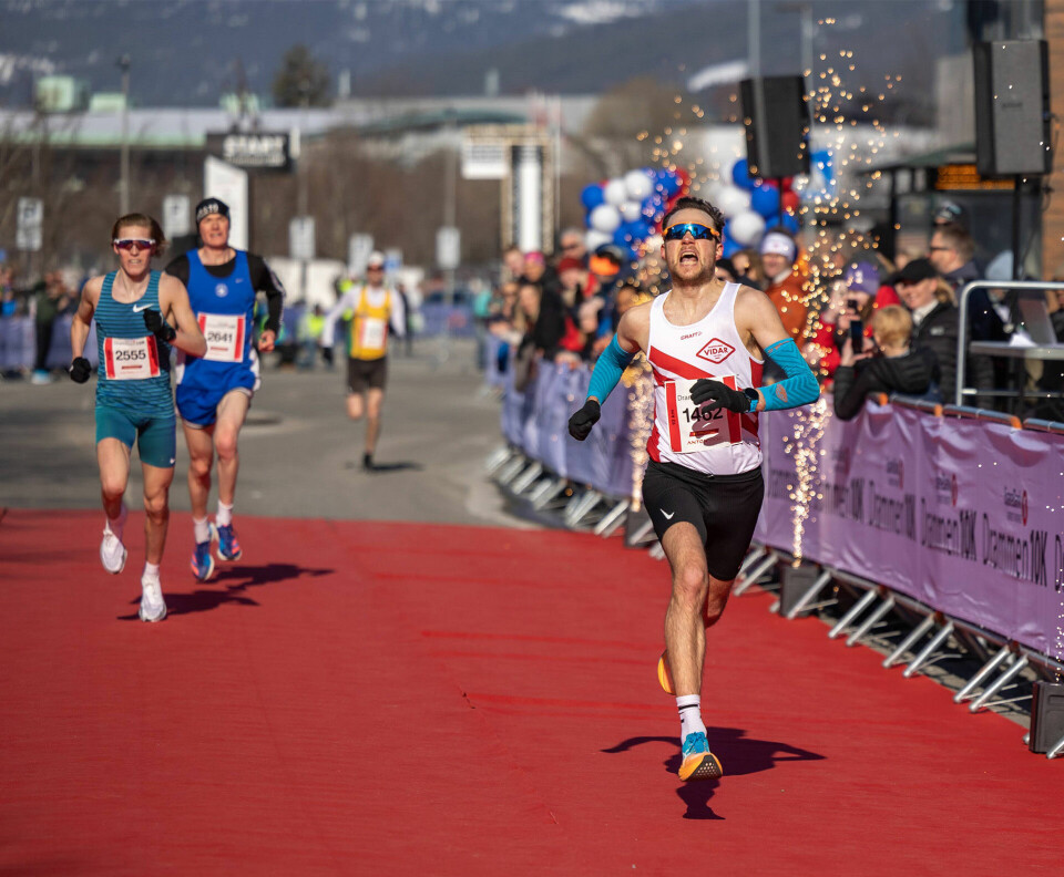 10 km-pers:Sjur Krystad Prestsæter har gitt alt og spurter inn til 10 km-pers på 29.19 i Drammen i 2023. (Foto: Samuel Hafsahl)